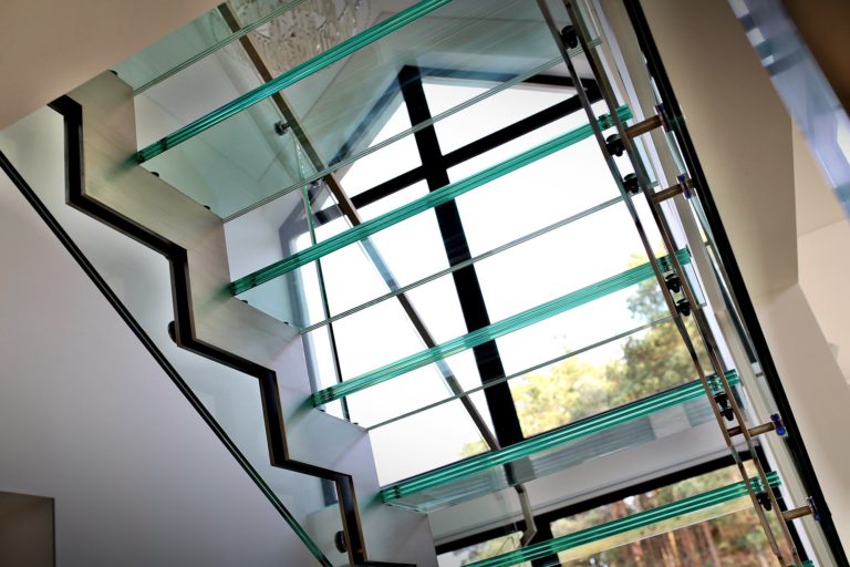 Nowoczesne szklane schody do nieruchomości prywatnych i komercyjnych
